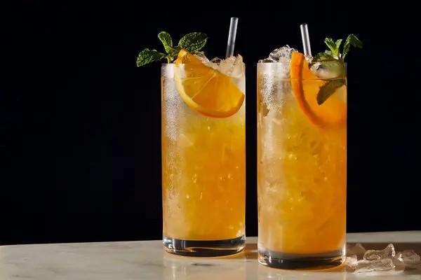 Zimní rumový highball s rumem Dos Maderas, zázvorovým pivem, pomerančovou kůrou a skořicí v elegantní sklenici